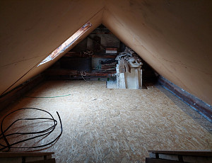 Zateplení stropu rodinného domu pomocí foukané izolace